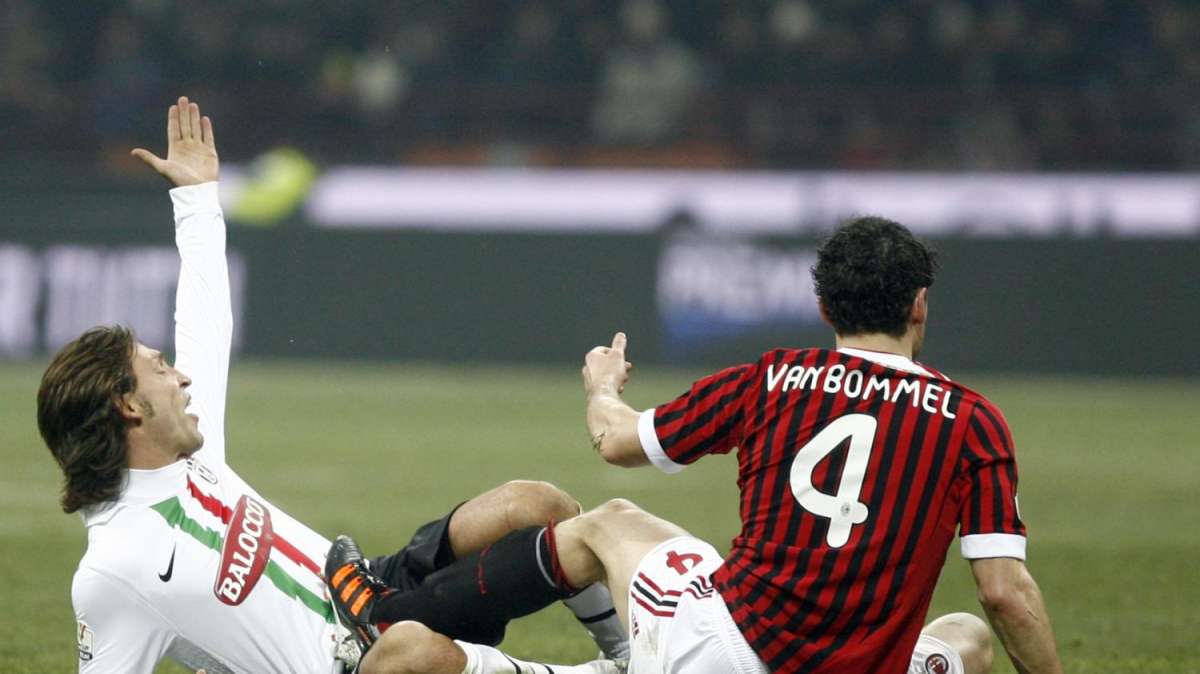 Milan, altro attacco alla Juve: "Due gomitate di Pirlo a Van Bommel". Ma quali gomitate?
