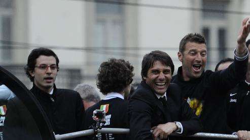 Conferenza integrale -  ALESSIO: "Puntiamo al record di Capello. Antonio è un leader. Se resta? Non ha ancora parlato con la società". CARRERA: "Spazio a chi ha giocato meno. In campo per vincere ed entrare nella storia"