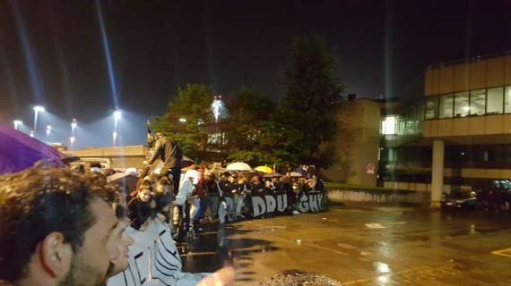 LIVE TJ - Trecento tifosi hanno abbracciato la Juventus a Caselle! (FOTO-VIDEO)