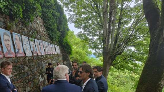 QUI BENFICA - L’omaggio di una delegazione del club portoghese ai caduti di Superga 