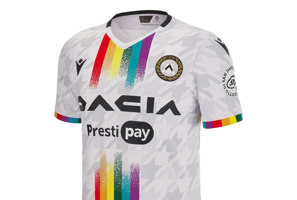 Serie A contro l'omofobia, Udinese in campo con una maglia arcobaleno