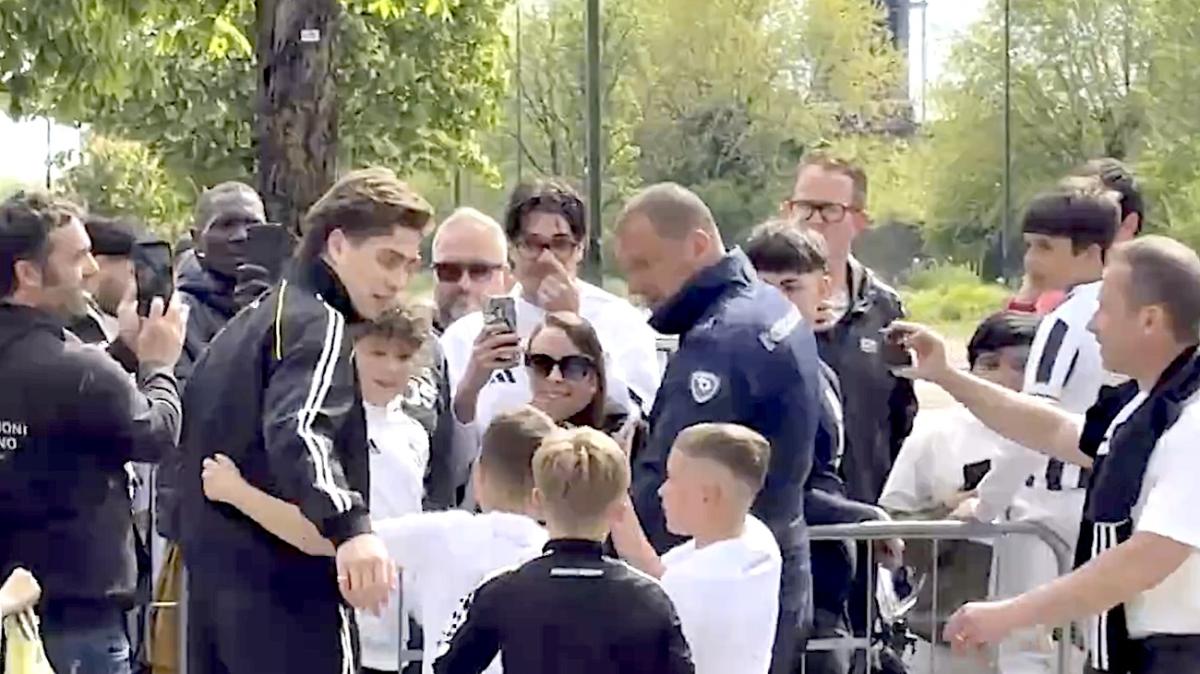 FOTO - Yildiz, bagno di folla alla Continassa: autografi e sorrisi per i tifosi