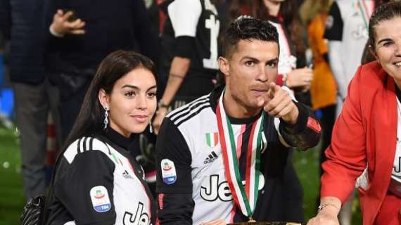 RONALDO saluta Dubai e torna in Italia: "Onorato per premio Globe Soccer Awards, momento emozionante da condividere con la mia famiglia" (FOTO)