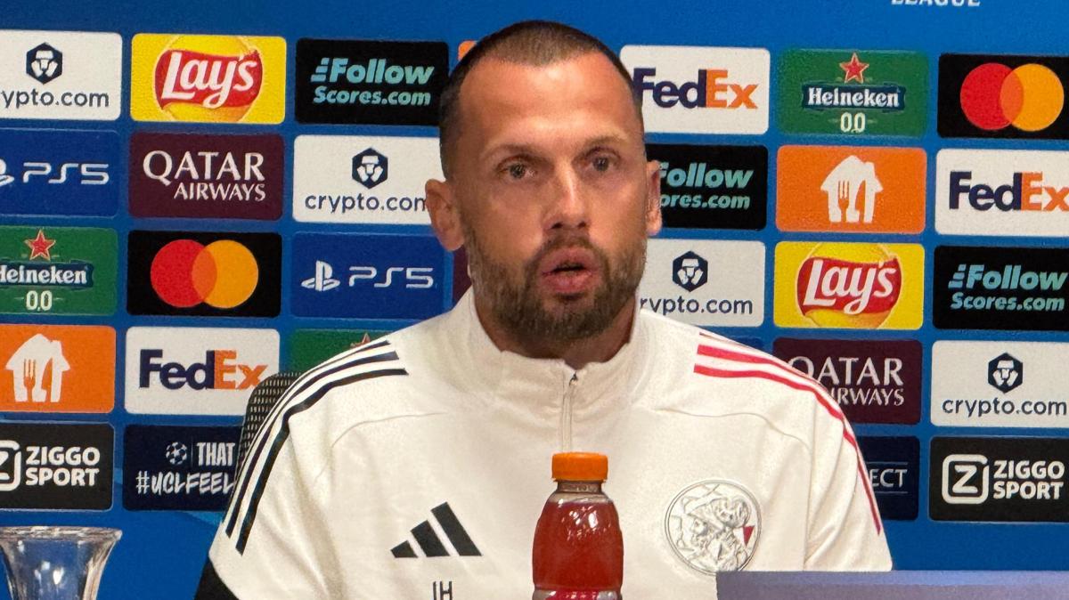 L'Ajax rescinde il contratto dell'allenatore Heitinga
