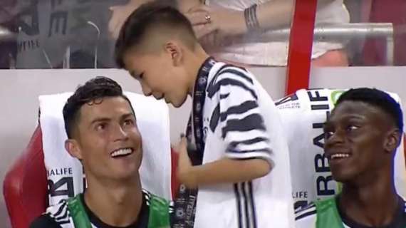 LIVE TJ - Blitz di un baby invasore nella panchina Juve: saluta Ronaldo e si siede con lui (FOTO)