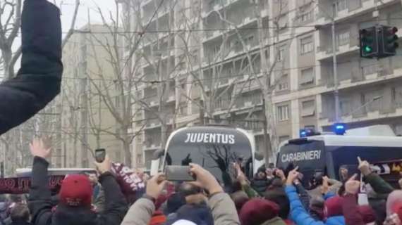 LIVE TJ - L'arrivo della Juventus allo stadio tra fischi e insulti (VIDEO)