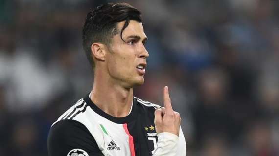 Cristiano Ronaldo in copertina su France Football: "Ditemi un altro che giochi in una squadra del livello della Juve alla mia età"