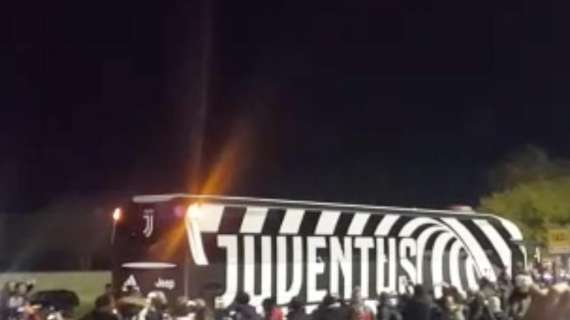 LIVE TJ - L'arrivo della Juventus tra l'entusiasmo dei tifosi (VIDEO)