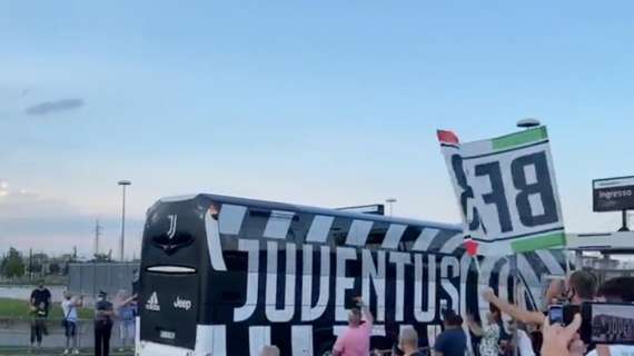 LIVE TJ - La Juventus arriva all'Allianz Stadium accolta da un gruppetto di tifosi (FOTO-VIDEO)