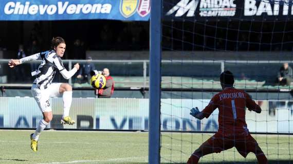 "Van" Matri e un super Lichtsteiner schiantano il Chievo: la Juve vince 2-1 a Verona, Napoli ricacciato al secondo posto