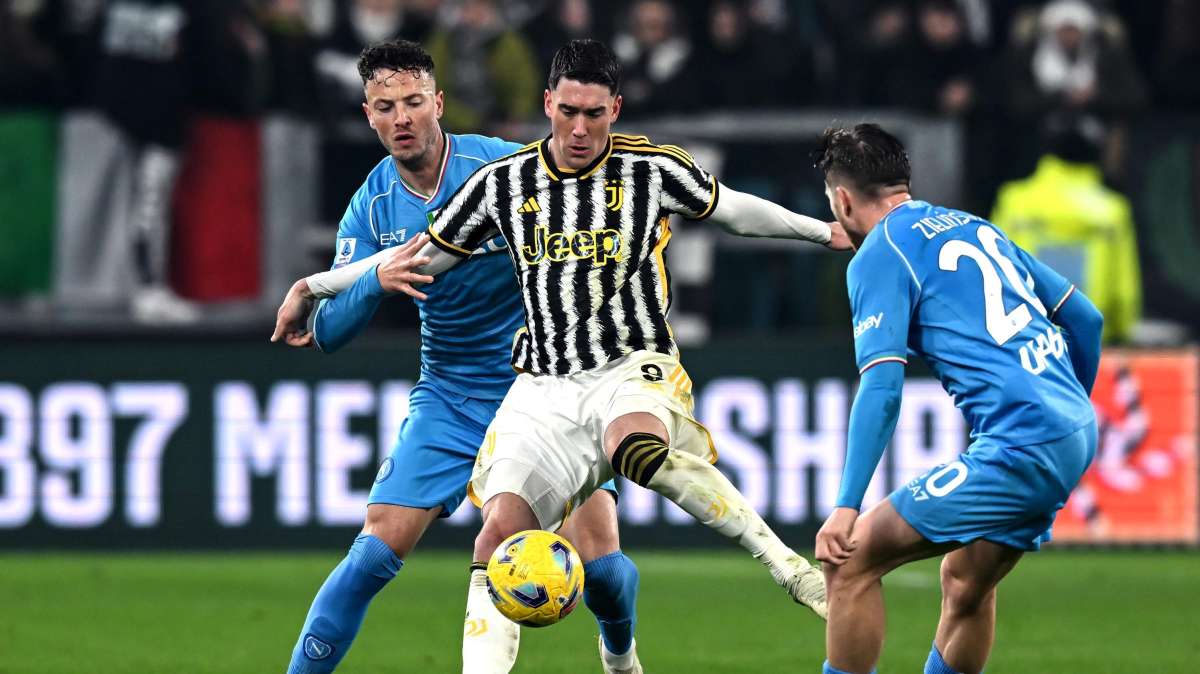 Vlahovic vuole restare alla Juve: i bianconeri puntano al rinnovo per abbassare i costi di ingaggio