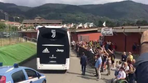 VIDEO - L'arrivo della Juventus a Villar Perosa