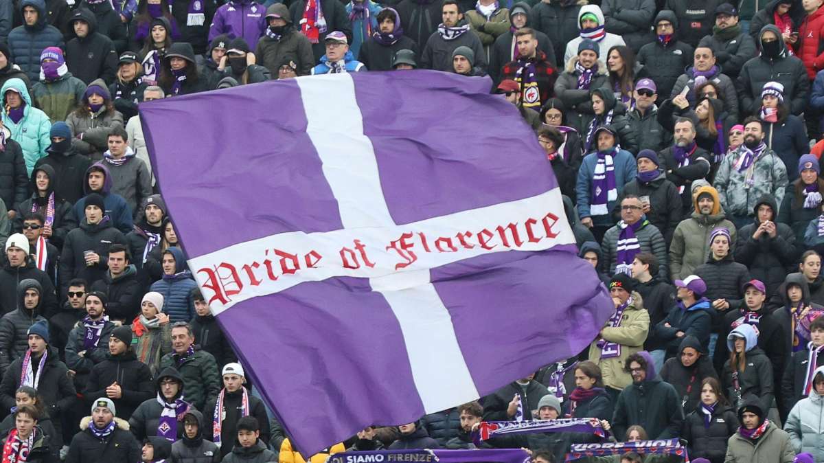 QUI VIOLA - Gli ultras caricano la Fiorentina prima della partenza per Torino: “È giusto che sappiate quanto è importante la partita di domani”