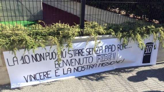 I tifosi della Juve dedicano uno striscione a Bernardeschi: "La 10 non può stare senza padrone"