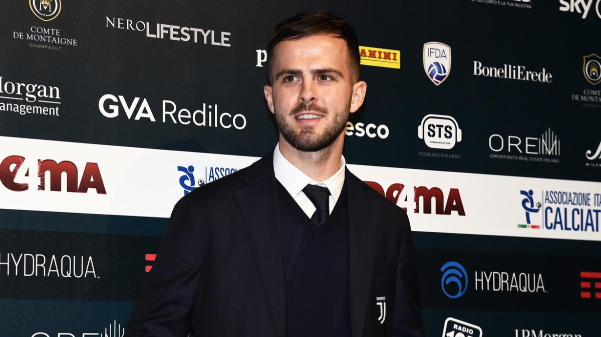 Pjanic si ritira dal calcio giocato: nel futuro c'è una carriera da agente