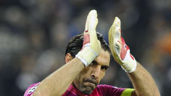 BUFFON: "Guanti nuovi per il derby!"