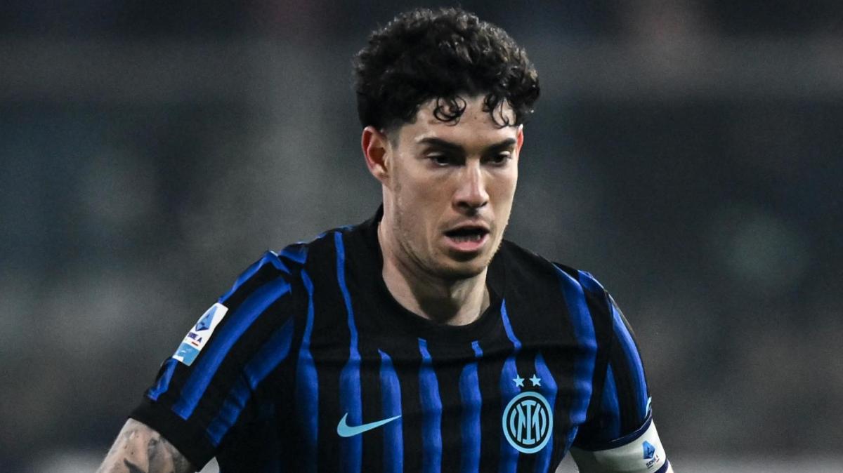 Bastoni e la moglie bersagliati dagli insulti dopo Inter-Juve, chiusi i commenti sui loro profili social