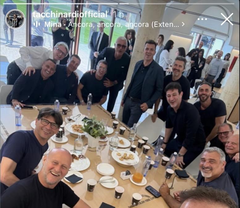 Campioni d’Europa 1996, le reunion alla Continassa l’immagine del gruppo durante il pranzo 
