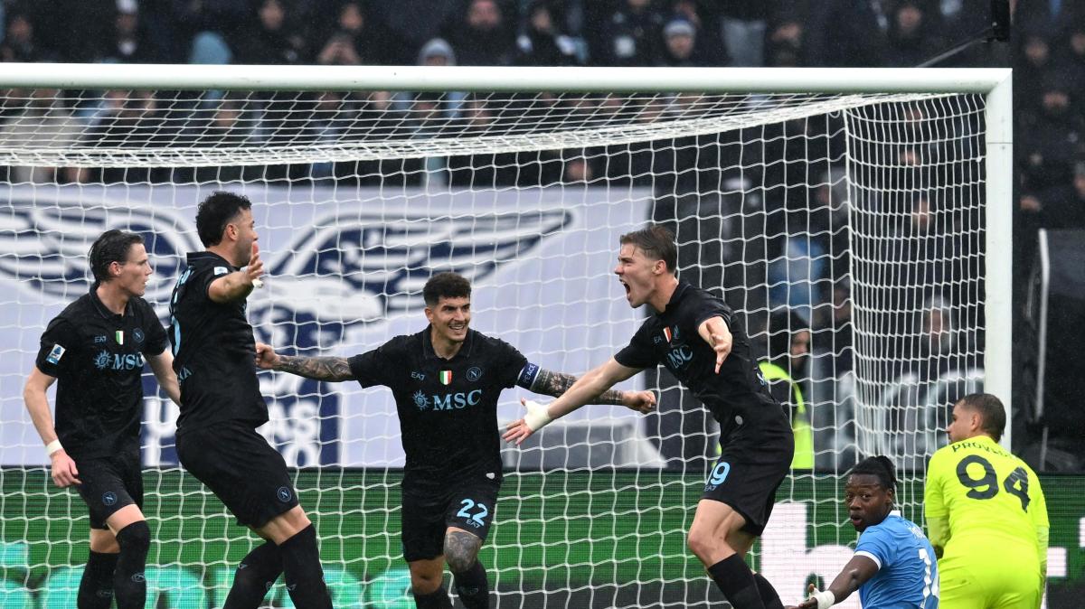 Lazio-Napoli 0-2. Spinazzola e Rrhamani regalano il successo a Conte