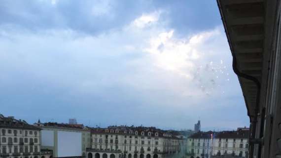 LIVE TJ - Piazza del Plebiscito? No, Piazza Vittorio! Ecco i fuochi d'artificio nella vera festa Scudetto... (FOTO-VIDEO)
