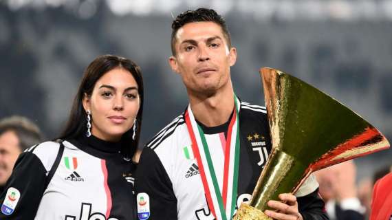 Coronavirus, Georgina in palestra con Cristiano Ronaldo: "Stiamo a casa"
