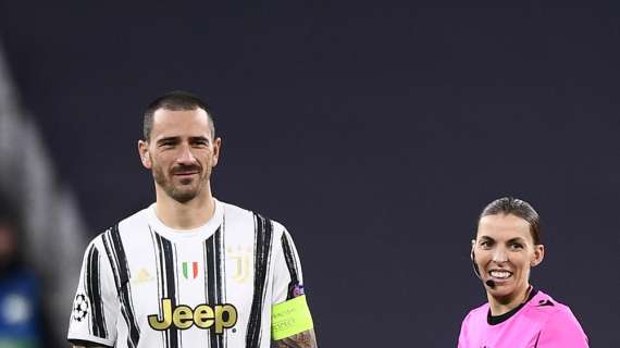Stephanie Frappart nella storia: dopo il match tra Juventus e Dinamo Kiev, è la prima donna ad arbitrare nelle qualificazioni mondiali