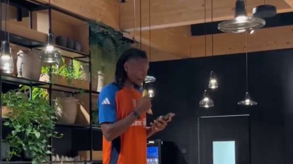 Juventus, in serata la tradizionale cena-karaoke: i "nuovi" danno spettacolo al "microfono" tra le risate del gruppo (VIDEO)