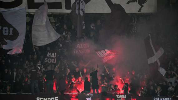 I tifosi granata danneggiano il pullman della Juventus: clima infuocato fuori dall'Olimpico