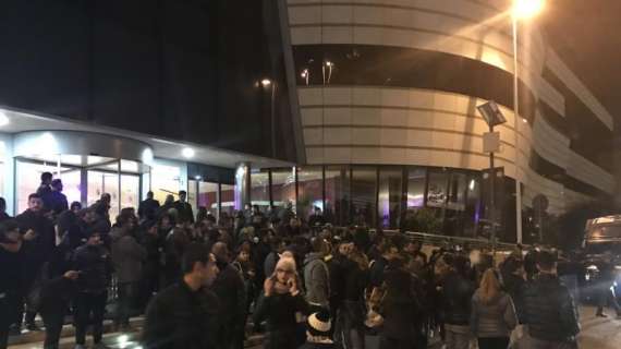 LIVE TJ - La Juventus arrivata al T-Hotel di Cagliari. Bagno di folla e ressa per i Campioni d'Italia (FOTO-VIDEO)