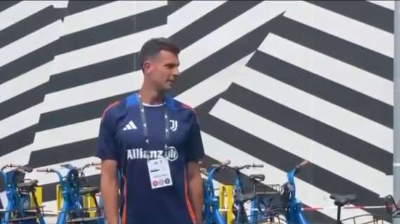 VIDEO TJ - Thiago Motta firma autografi prima dell’allenamento 