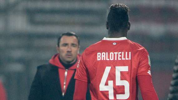 Balotelli mette pepe sul derby di Milano: "Se devo scegliere, dico Milan per Ibra"