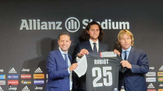 VIDEO - Siparietto tra Rabiot e Nedved sul Pallone D'oro al Museo. Il francese: "Ma è quello vero?"