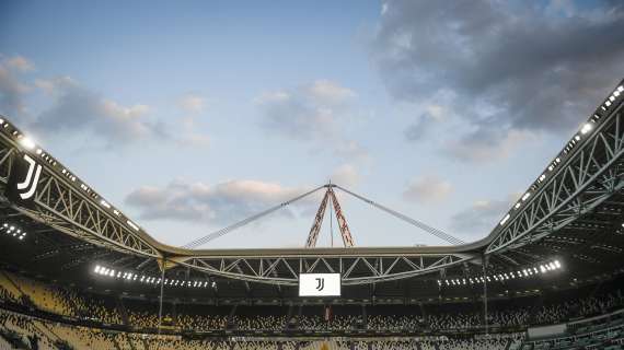 LIVE TJ - Premiazione scudetto per la Juve: capitan Chiellini alza al cielo la coppa!