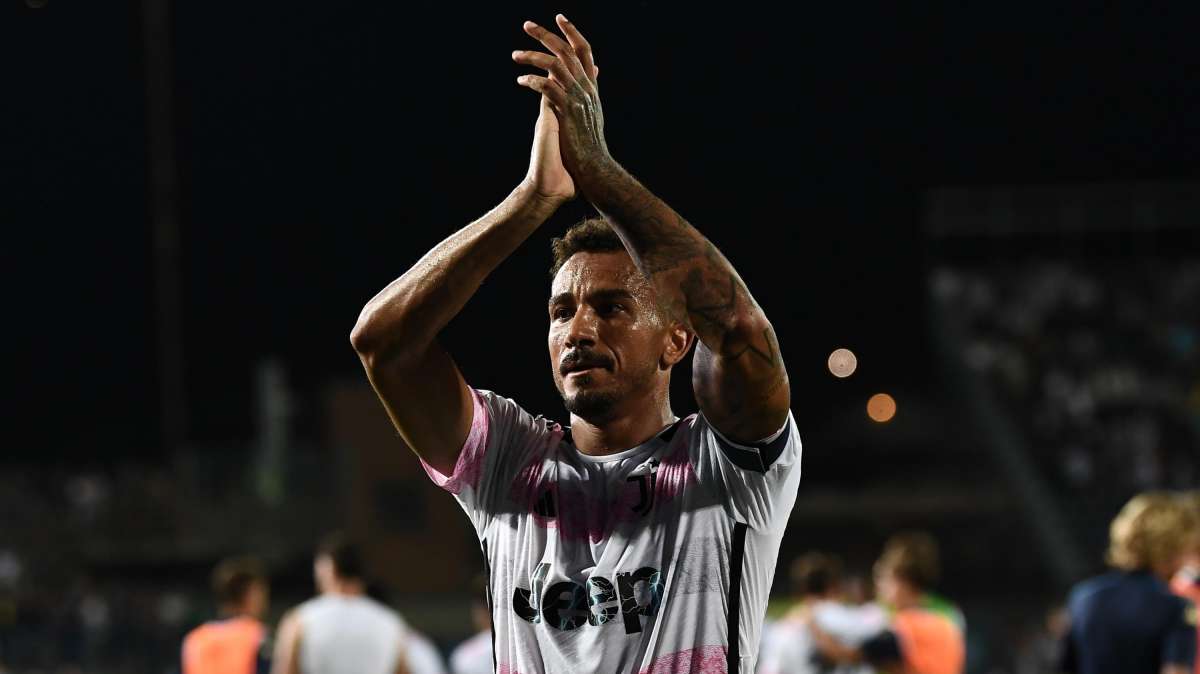 FOTO - Danilo regala la sua maglia al figlio di Gaetano Scirea