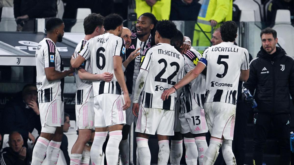 Juventus, tutta la squadra ad abbracciare Spalletti dopo i gol