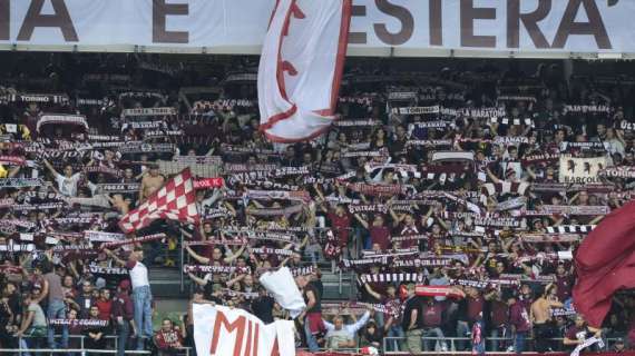 Sportmediaset - Tifosi Torino assaltano bus Juve, vetro rotto 
