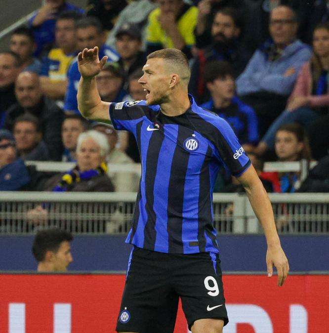 Dzeko saluta l'Inter: "Un viaggio stupendo"