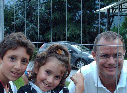 I piccoli Gabriele e Francesca in posa con Gianluca Pessotto