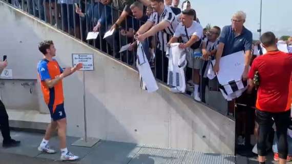 VIDEO TJ - L’arrivo della Juventus al campo di allenamento 