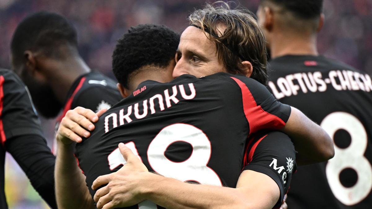 Milan-Verona 3-0. Pulisic e Nkunku regalano la vittoria ad Allegri. I rossoneri staccano la Juventus: la classifica aggiornata 