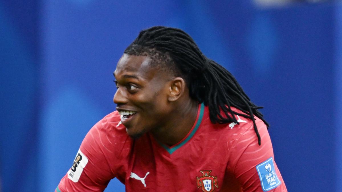 Il Milan tratta con l'Aston Villa: l'addio di Leao non è mai stato così vicino