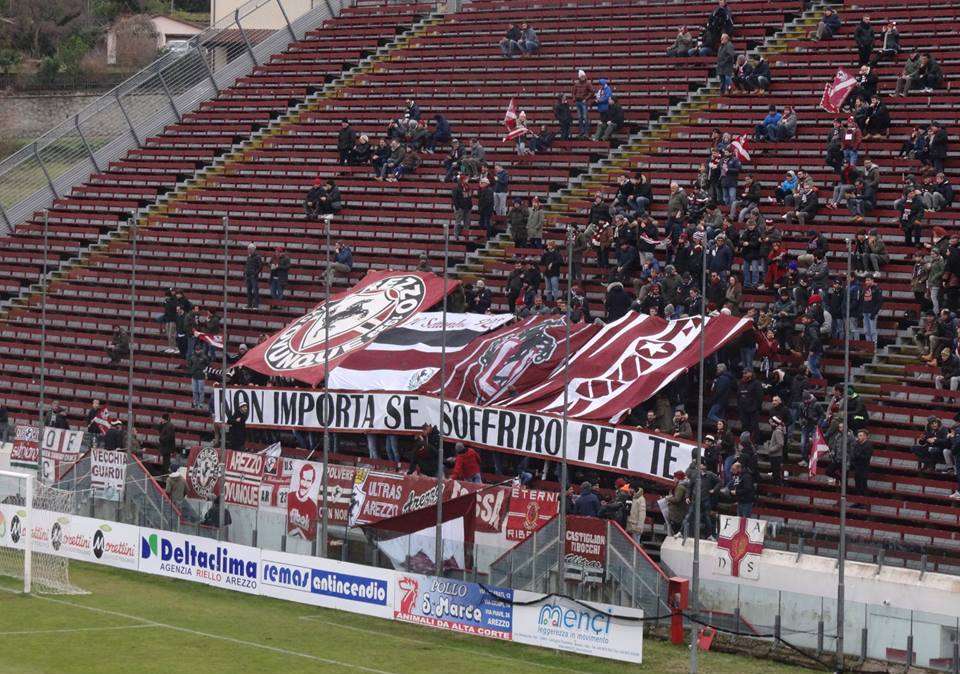 Arezzo-Juve Next Gen, gli ultras aretini espongono uno striscione contro le squadre B 
