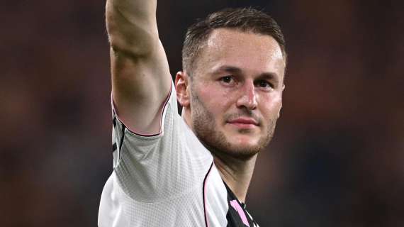 Juventus premiata dopo la vittoria contro l’Atalanta. Sorrisi e abbracci tra Koopmeiners e Percassi 