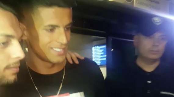 LIVE TJ - CANCELO è sbarcato a Torino! Il portoghese concede selfie e autografi. I tifosi a Jorge Mendes: "Portaci Ronaldo" (FOTO-VIDEO)