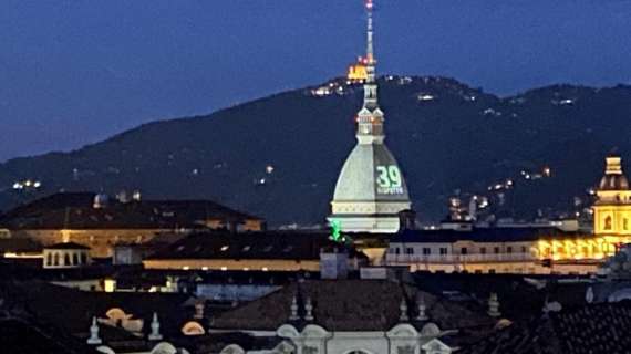 FOTO - Heysel, la Mole Antonelliana illuminata con la scritta: "+39 RISPETTO". Commemorazioni anche a Cherasco, Grugliasco e Reggio Emilia