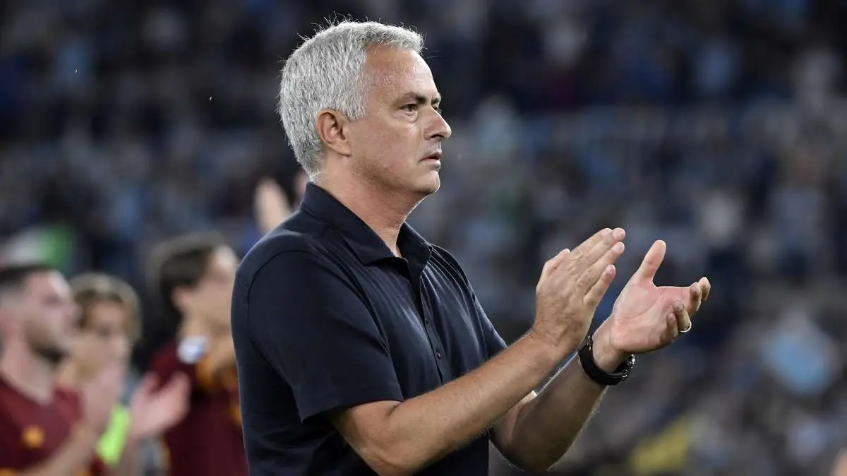 QUI ROMA - Mourinho incontra McGregor: "Un piacere offrirgli la maglia della Roma"