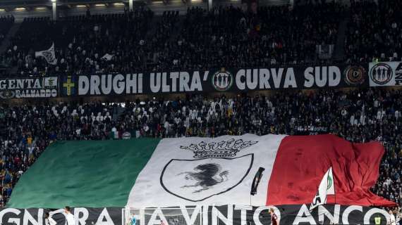 Juventus.com - Bagno di folla a Singapore per i bianconeri