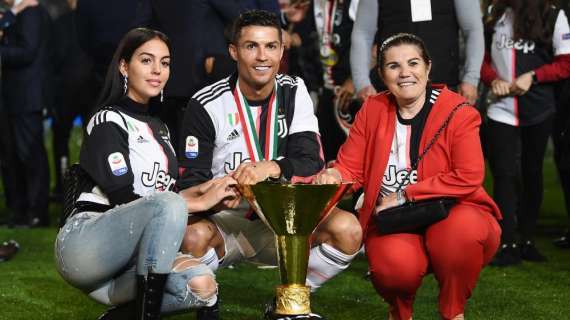Mamma Dolores con Cristiano Ronaldo: "Ora sono a casa, l'ispirazione non mi manca"