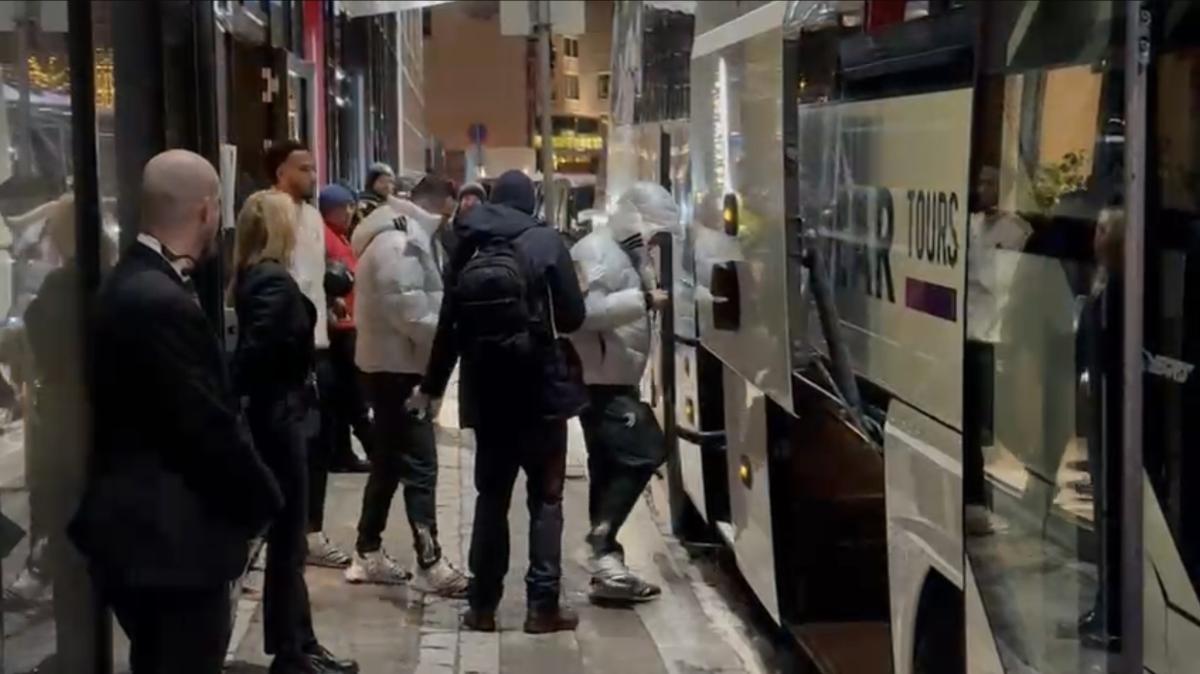 Video Tj - La Juventus ha lasciato l’hotel: alcuni tifosi hanno chiesto alla squadra di tirare fuori gli attributi