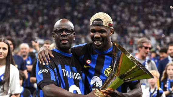 L'ex Juve Thuram con la maglia dell'Inter a San Siro: gesto da papà, più che da tifoso (FOTO)